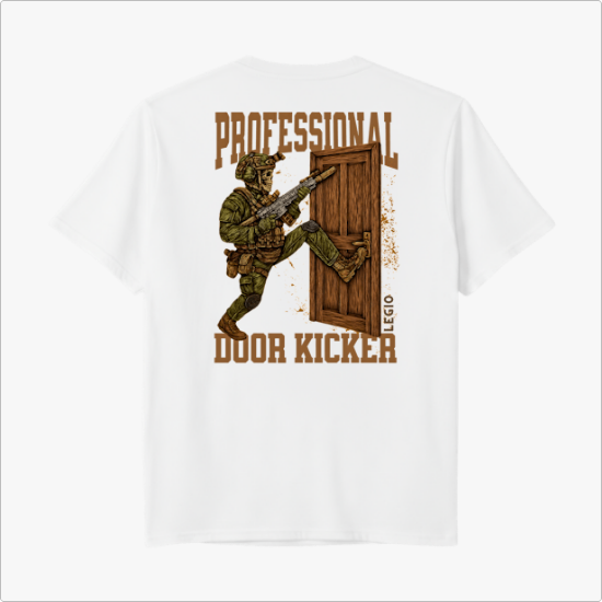 Camiseta com estampa frontal de porta entreaberta com textos e estampa traseira de soldado armado chutando uma porta, cercado por texto "Professional Door Kicker".