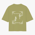 Camiseta com estampa frontal de texto em um formato oval e estampa traseira de duas mãos, uma segurando uma rosa e outra um punhal, com textos envoltos de arabescos.