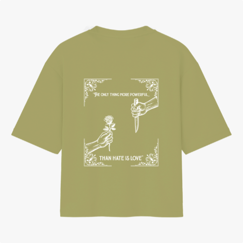 Camiseta com estampa frontal de texto em um formato oval e estampa traseira de duas mãos, uma segurando uma rosa e outra um punhal, com textos envoltos de arabescos.