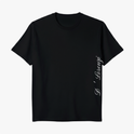 Camiseta com estampa frontal de escrita estilizada vertical no lado direito e estampa traseira de imagem colorida de personagem relaxando com frase inspiradora.