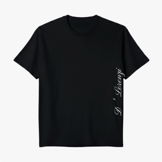 Camiseta com estampa frontal de escrita estilizada vertical no lado direito e estampa traseira de imagem colorida de personagem relaxando com frase inspiradora.