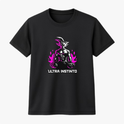 Camiseta com estampa frontal de figura musculosa em pose séria, cercada por chamas estilizadas, acima da frase "Ultra Instinto".