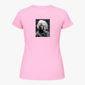 [Camiseta] com estampa frontal de símbolo geométrico com letra estilizada e estampa traseira de rosto icônico pixelado, acompanhado de texto discreto.
