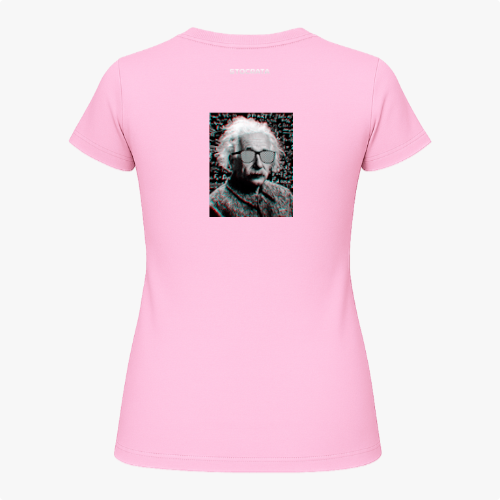 [Camiseta] com estampa frontal de símbolo geométrico com letra estilizada e estampa traseira de rosto icônico pixelado, acompanhado de texto discreto.