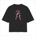 Camiseta com estampa frontal de figura humana envolta em chamas, com sombreamento marcante, acompanhada pela palavra "Arise" em estilo ousado.