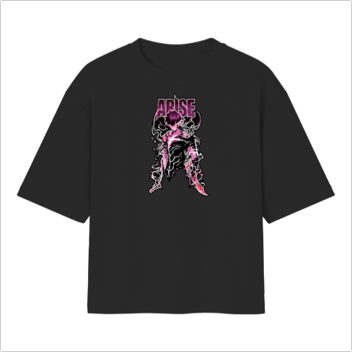 Camiseta com estampa frontal de figura humana envolta em chamas, com sombreamento marcante, acompanhada pela palavra "Arise" em estilo ousado.