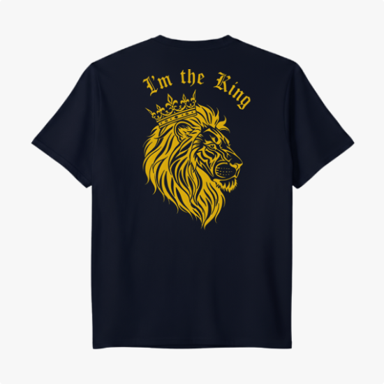 Camiseta com estampa frontal de um pequeno emblema e estampa traseira de um leão com coroa e texto "I'm the King".