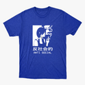 Camiseta com estampa frontal de ilustração em estilo minimalista de pessoa fumando com fumaça estilizada, acompanhada dos textos "Anti Social" em caracteres ocidentais e orientais.