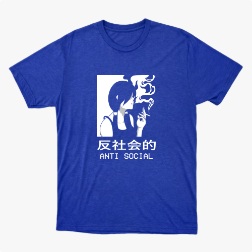 Camiseta com estampa frontal de ilustração em estilo minimalista de pessoa fumando com fumaça estilizada, acompanhada dos textos "Anti Social" em caracteres ocidentais e orientais.