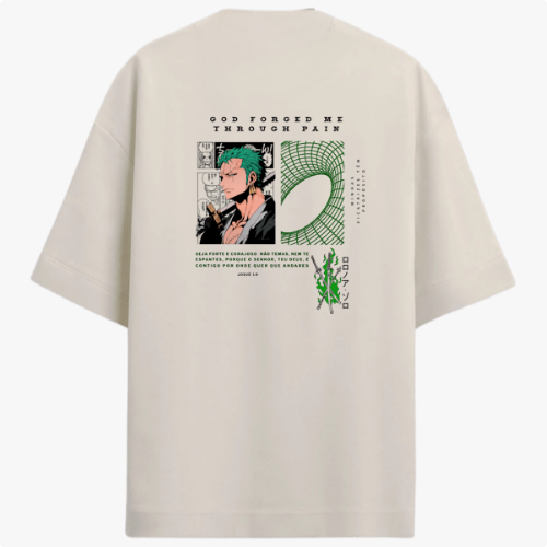 Camiseta com estampa frontal de pequeno logotipo estilizado e estampa traseira de personagem em quadrinhos com frase em destaque e elementos gráficos.