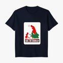 Camiseta com estampa frontal de silhueta de jogador de futebol em ação, bola à frente, cercado por outras figuras e textos em destaque.