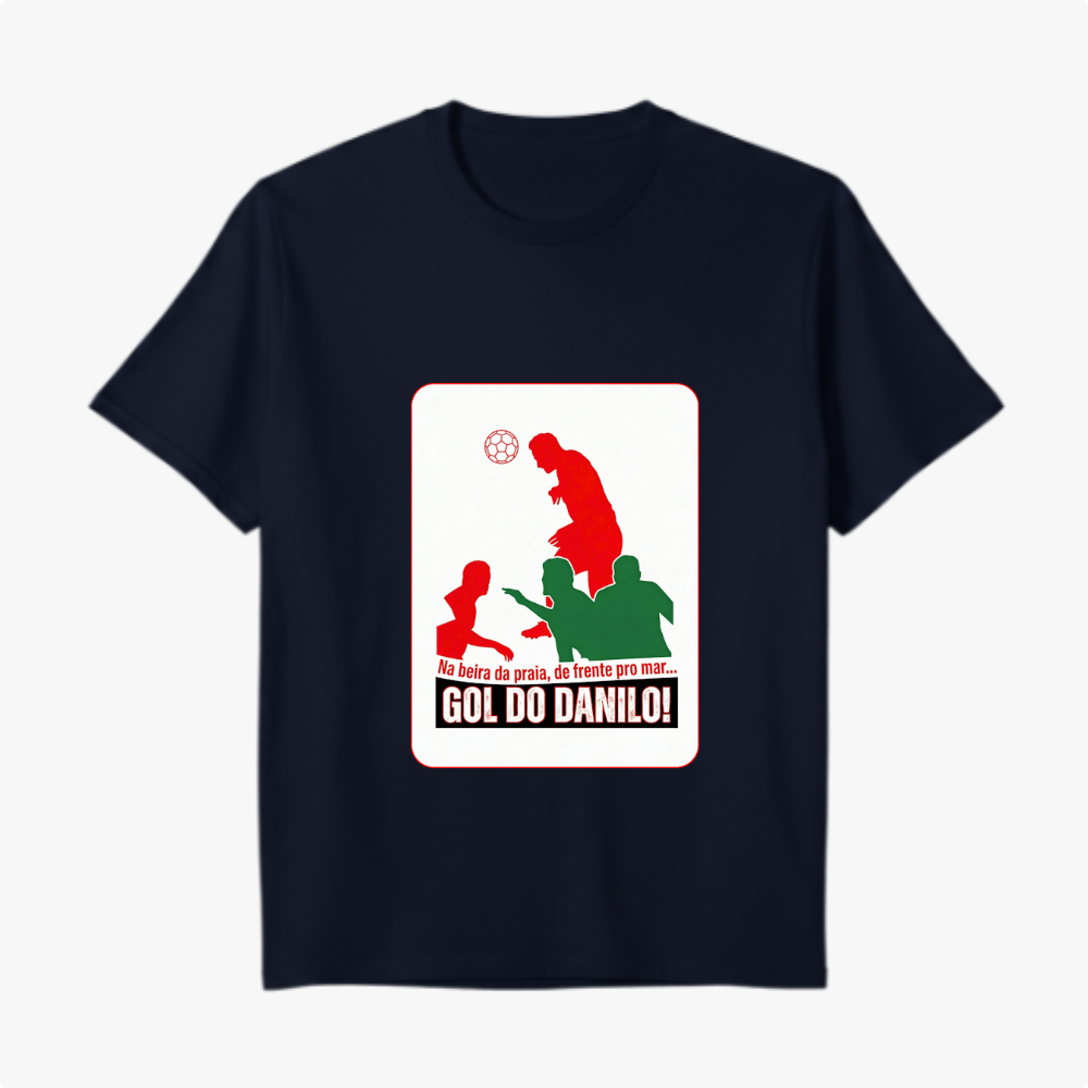 Camiseta com estampa frontal de silhueta de jogador de futebol em ação, bola à frente, cercado por outras figuras e textos em destaque.