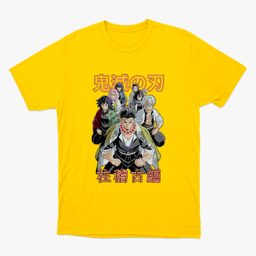 Camiseta com estampa frontal de cinco personagens de anime em pose determinada, com inscrição japonesa em destaque acima e abaixo das figuras.