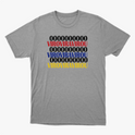 Camiseta com estampa frontal de linhas de zeros alternadas com a palavra "VIROVIRAVIROU" em vermelho, azul e amarelo.
