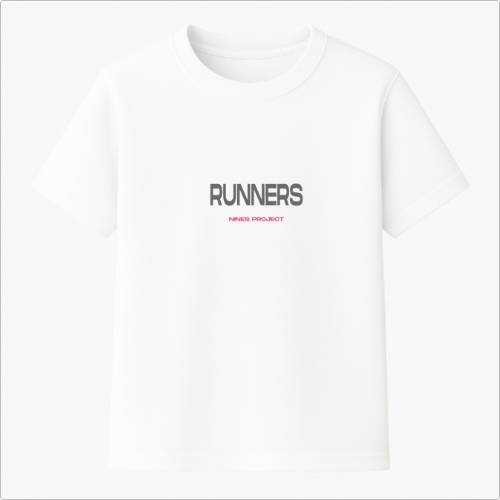 Camiseta com estampa frontal de "RUNNERS" em fonte destacada e "NINES PROJECT" abaixo, sem estampa traseira.
