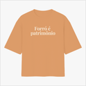 Camiseta com estampa frontal de texto "Forró é patrimônio" e estampa traseira com pequeno logotipo circular acima de texto menor centralizado.