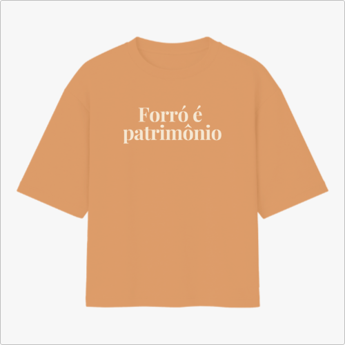 Camiseta com estampa frontal de texto "Forró é patrimônio" e estampa traseira com pequeno logotipo circular acima de texto menor centralizado.