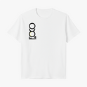 Camiseta com estampa frontal de letras dispostas verticalmente formando a palavra "FOCO", com detalhe circular estilizado e elemento gráfico linear no final.