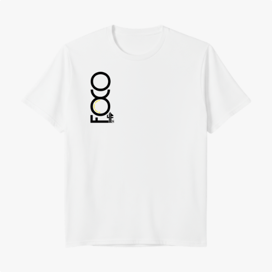 Camiseta com estampa frontal de letras dispostas verticalmente formando a palavra "FOCO", com detalhe circular estilizado e elemento gráfico linear no final.