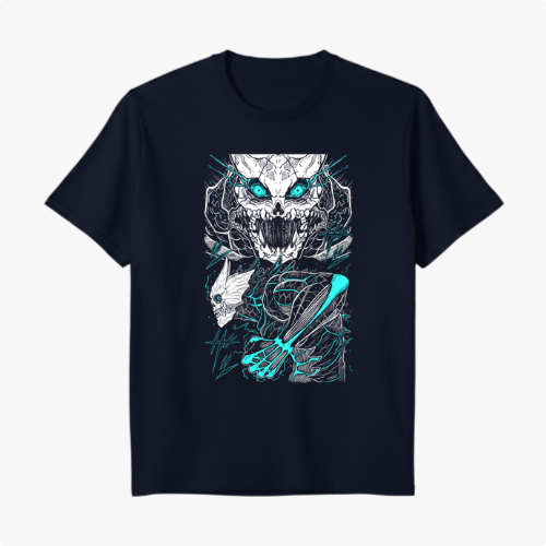 Camiseta com estampa frontal de criatura esquelética de olhos brilhantes segurando uma arma em pose ameaçadora, rodeada por detalhes dinâmicos e fulgurantes.