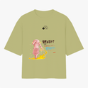 Camiseta com estampa frontal de personagem em posição dinâmica com texto em estilo japonês, e estampa traseira de quadrinhos com cenas e personagens em contraste.