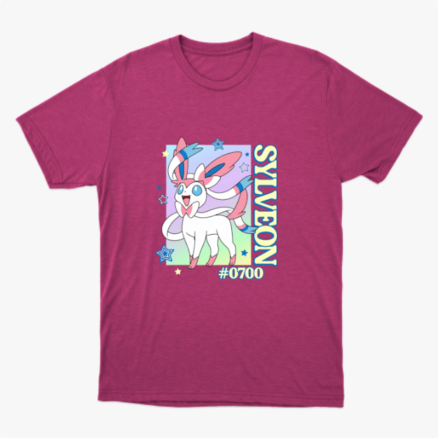 Camiseta com estampa frontal de personagem com fitas, estrelas ao redor, texto vertical "SYLVEON" e "#0700".