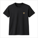 Camiseta com estampa frontal de um distintivo pequeno, ilustrando um pássaro estilizado em um formato geométrico.