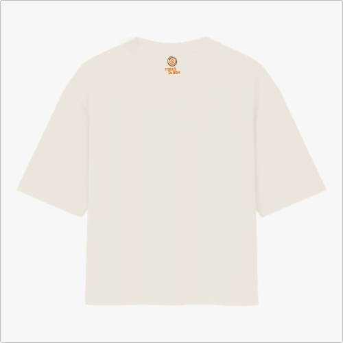 Camiseta com estampa frontal de texto "Forró é patrimônio" e estampa traseira com pequeno logotipo circular acima de texto menor centralizado.