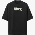 Camiseta com estampa frontal de texto estilizado com efeito 3D, acompanhada por órbita circular e detalhes geométricos, formando um design moderno.