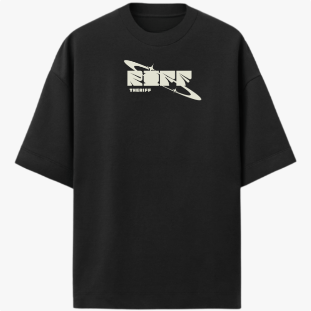 Camiseta com estampa frontal de texto estilizado com efeito 3D, acompanhada por órbita circular e detalhes geométricos, formando um design moderno.