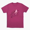 Camiseta com estampa frontal de personagens ao lado de pinheiro estilizado, acompanhados por flocos de neve dispersos pelo design.