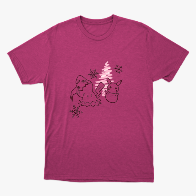 Camiseta com estampa frontal de personagens ao lado de pinheiro estilizado, acompanhados por flocos de neve dispersos pelo design.