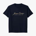 Camiseta com estampa frontal de "Jesus Cristo" em fonte cursiva, seguida da frase "o caminho, a verdade e a vida" em estilo tipográfico discreto.