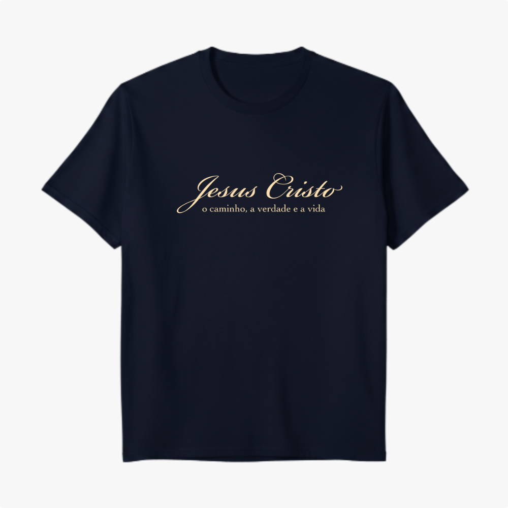 Camiseta com estampa frontal de "Jesus Cristo" em fonte cursiva, seguida da frase "o caminho, a verdade e a vida" em estilo tipográfico discreto.