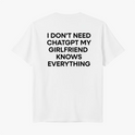 Camiseta com estampa traseira de texto em inglês que diz: "I DON'T NEED CHATGPT MY GIRLFRIEND KNOWS EVERYTHING", em letras maiúsculas organizadas em quatro linhas.