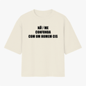Camiseta com estampa frontal de texto "NÃO ME CONFUNDA COM UM HOMEM CIS" e estampa traseira de símbolo centralizado com texto circular "TRANSVESTICIO".