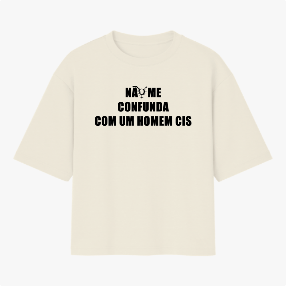 Camiseta com estampa frontal de texto "NÃO ME CONFUNDA COM UM HOMEM CIS" e estampa traseira de símbolo centralizado com texto circular "TRANSVESTICIO".