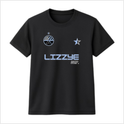 Camiseta com estampa frontal de estrela, logotipo circular com montanha e lua, texto "Lizzye Corp", e estampa traseira de texto com símbolo triangular.