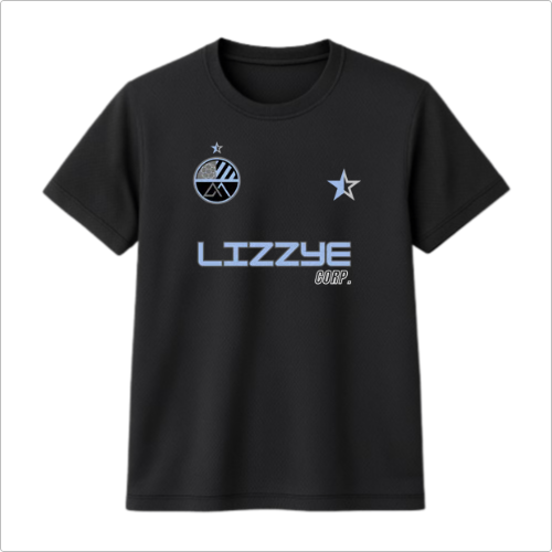 Camiseta com estampa frontal de estrela, logotipo circular com montanha e lua, texto "Lizzye Corp", e estampa traseira de texto com símbolo triangular.
