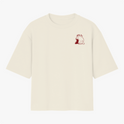 Camiseta com estampa frontal de capacete vintage com texto acima e estampa traseira de capacete maior cercado por vários textos e elementos decorativos.