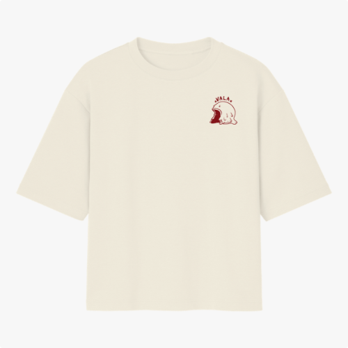 Camiseta com estampa frontal de capacete vintage com texto acima e estampa traseira de capacete maior cercado por vários textos e elementos decorativos.