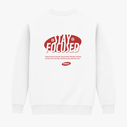 Moletom com estampa traseira de "Stay Focused" em destaque, envolto por um oval, acompanhado de uma frase inspiradora e o nome "Rawbeat" logo abaixo.