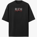 Camiseta com estampa frontal de letras estilizadas "RLEM" em branco, sobrepostas a uma assinatura cursiva na cor vermelha, criando um contraste marcante.