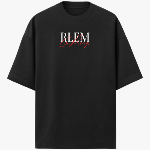 Camiseta com estampa frontal de letras estilizadas "RLEM" em branco, sobrepostas a uma assinatura cursiva na cor vermelha, criando um contraste marcante.