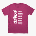 Camiseta com estampa frontal de palavras em lista incluindo "JESUS" em destaque vertical, seguidas por termos como "CHRIST", "MESSIAh" e "SAVIOR".