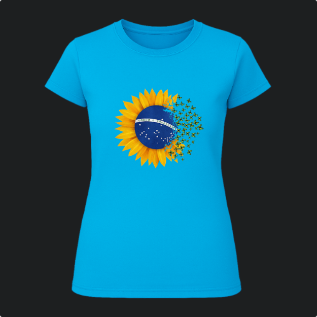 Camiseta com estampa frontal de girassol envolvendo parte de um globo com bandeira detalhada por estrelas e lema, desintegrando-se em fragmentos verdes.
