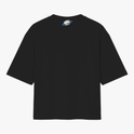 Camiseta com estampa frontal de texto dinâmico sobreposto a elementos geométricos e detalhes gráficos, e estampa traseira com logotipo minimalista.