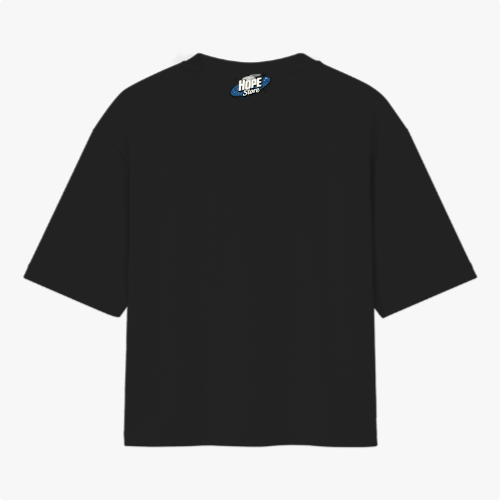 Camiseta com estampa frontal de texto dinâmico sobreposto a elementos geométricos e detalhes gráficos, e estampa traseira com logotipo minimalista.