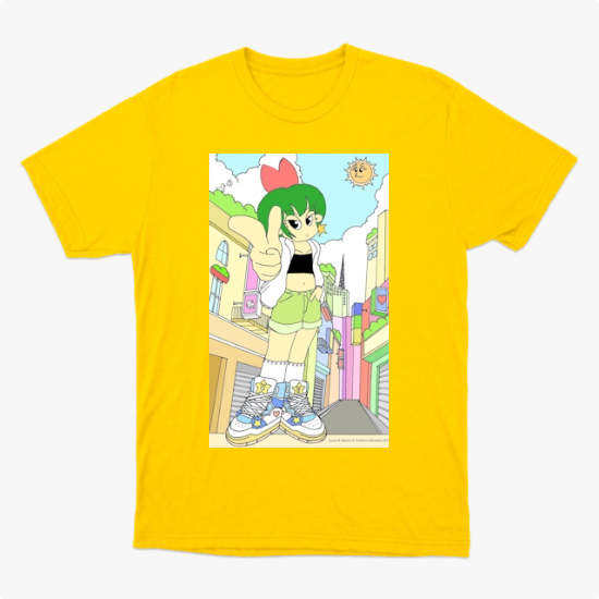 Camiseta com estampa frontal de personagem de cabelo verde e roupa casual em uma rua colorida, com sol sorridente no céu e detalhes urbanos vibrantes.
