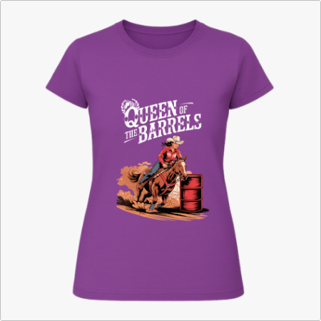 Camiseta com estampa frontal de cavaleira montando cavalo em competição de rodeio ao lado de dois barris, acompanhada do texto "Queen of the Barrels".